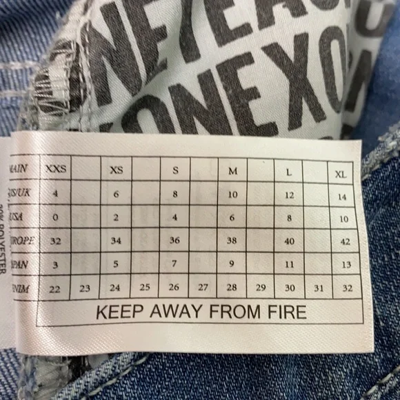 One Teaspoon Medium Wash Two-Tone Distressed Denim Mini Skirt. Size 27 - Picture 11 of 11